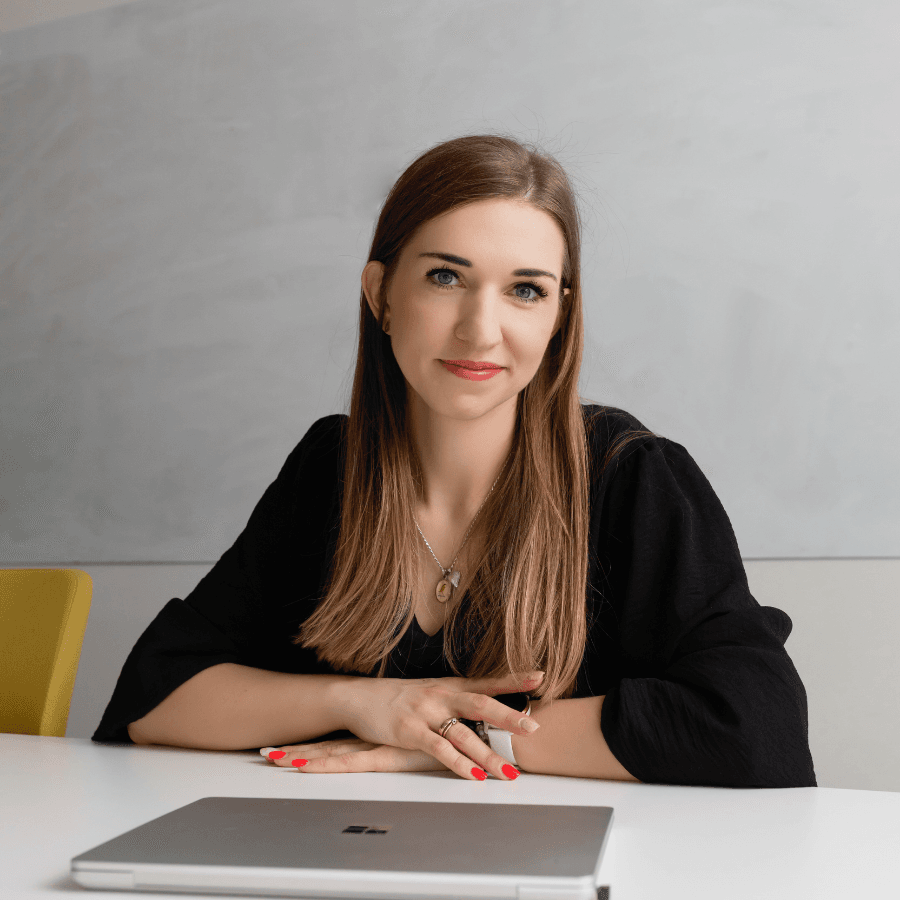 Anna Jarco z laptopem przy biurku